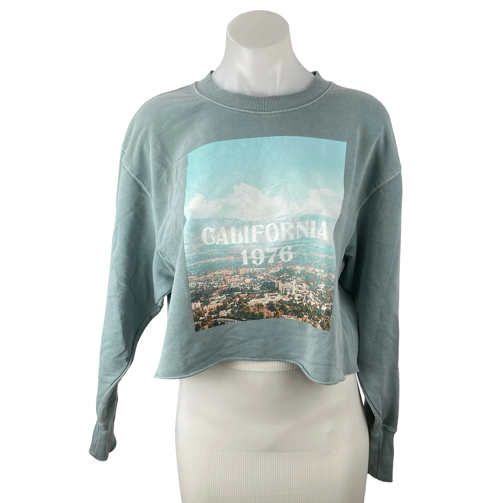 Colsie California 1976 Women's Graphic Long Sleeve Crop Sweater Sweatshirt Top S