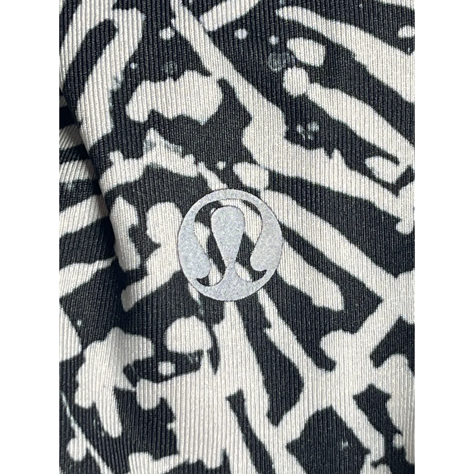 Lululemon Run Inspire Black Animal Print Skinny Activewear Crop Leggings Pants S - Image 3