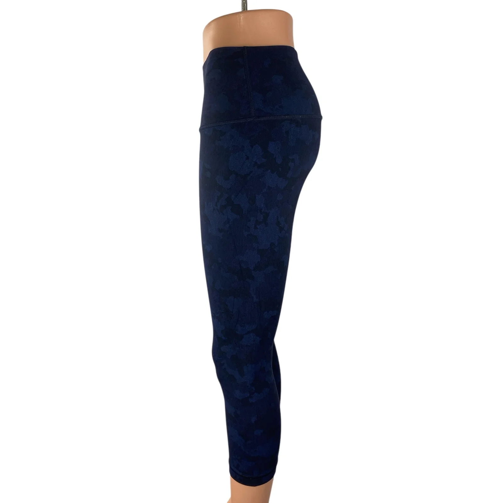 Lululemon Women's Blue Camo Cropped Yoga Running Athletic Leggings Pants Size 0 - Image 3