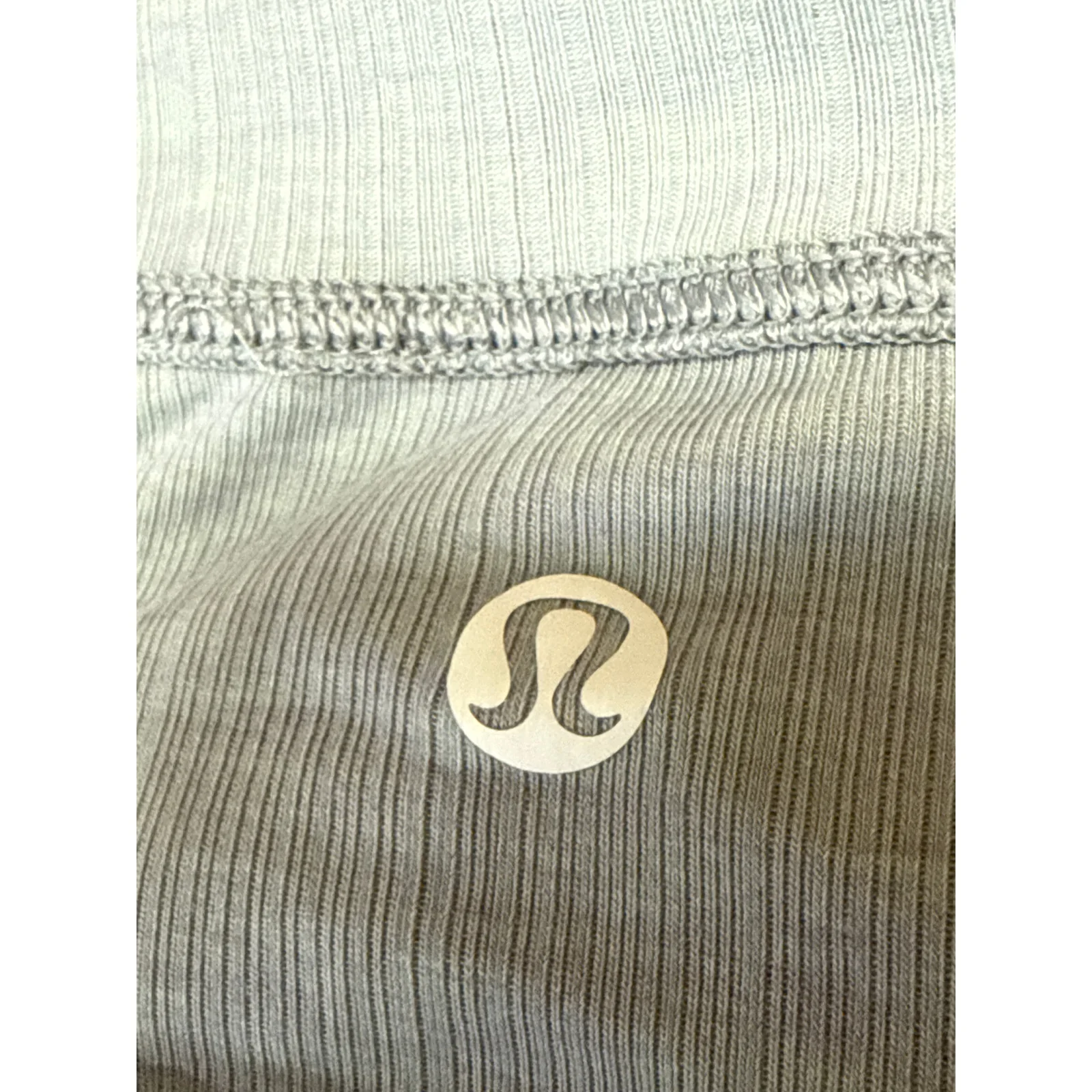 Lululemon Women's Gray Short Sleeve Yoga Athletic Crop T Shirt Tee Top Size 2 - Image 4