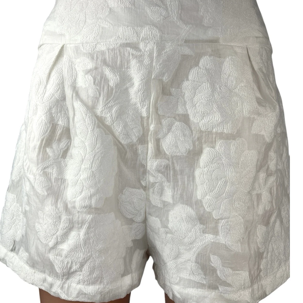 NEW Fashion Nova White Floral Textured Jacquard High Waist Wide Leg Shorts Sz L - Image 4