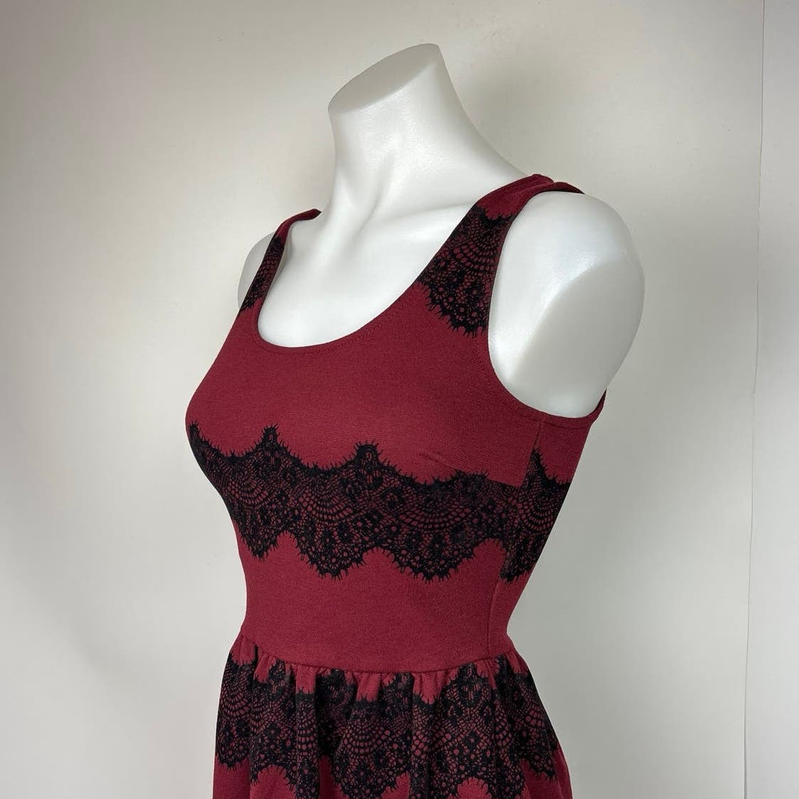 Soprano Red Burgundy Black Lace Scoop Neck Sleeveless Cocktail Mini Dress Sz XS - Image 4