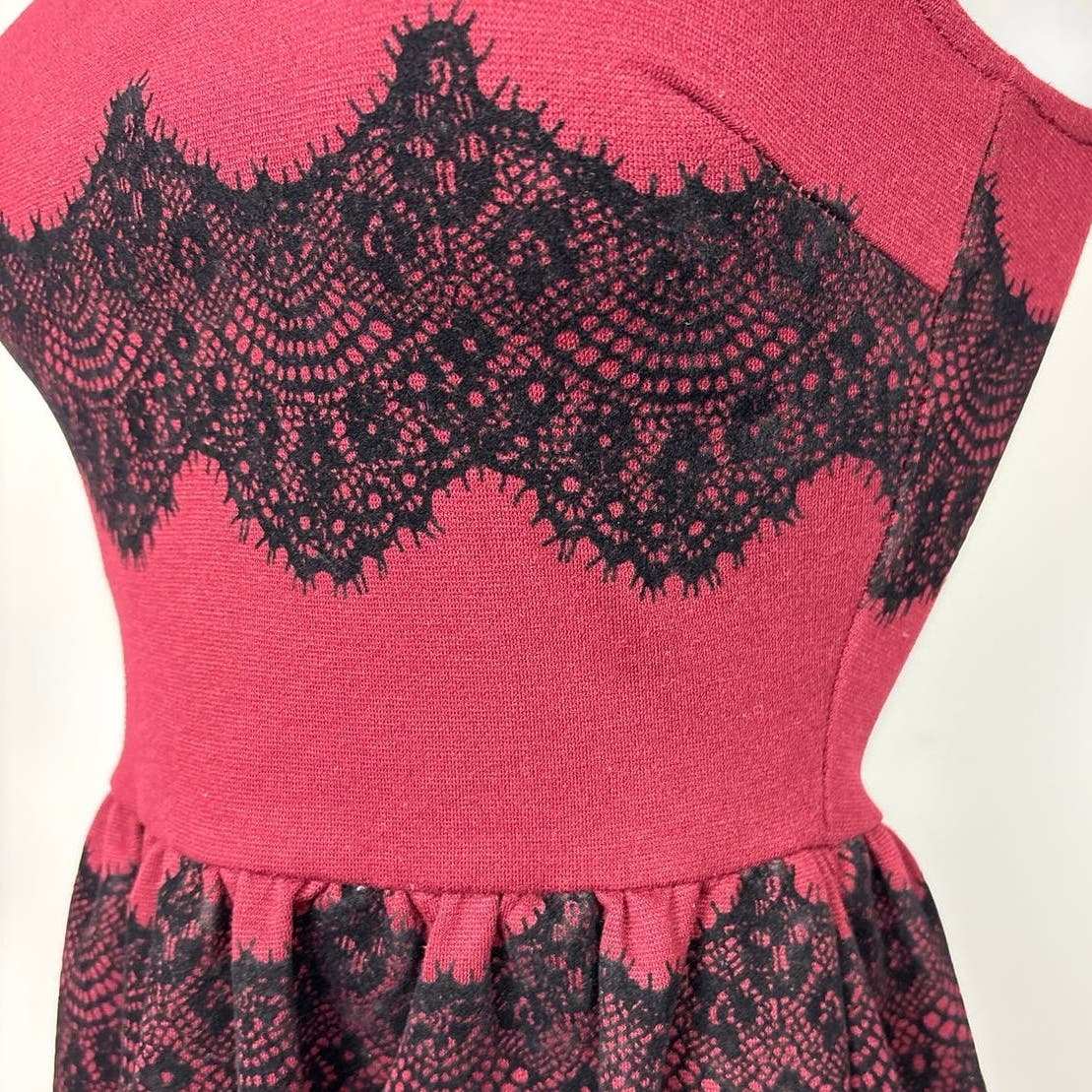Soprano Red Burgundy Black Lace Scoop Neck Sleeveless Cocktail Mini Dress Sz XS - Image 5