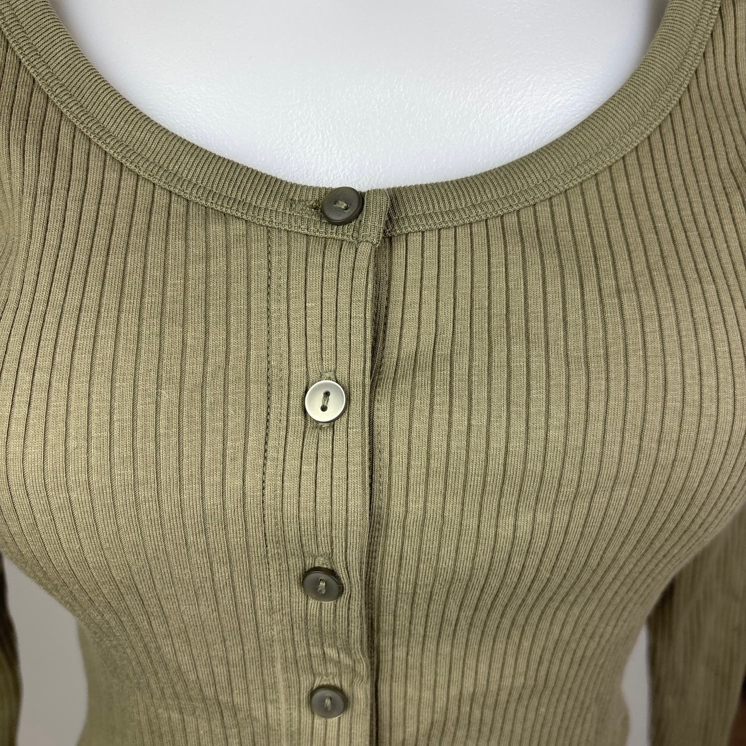 Uniqlo Women's Olive Green Ribbed Knit Scoop Neck Button Up Cropped Top Size S - Image 5