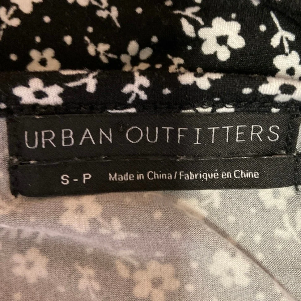 Urban Outfitters Black White Floral Flutter Sleeve Deep V Tiered Mini Dress Sz S - Image 4