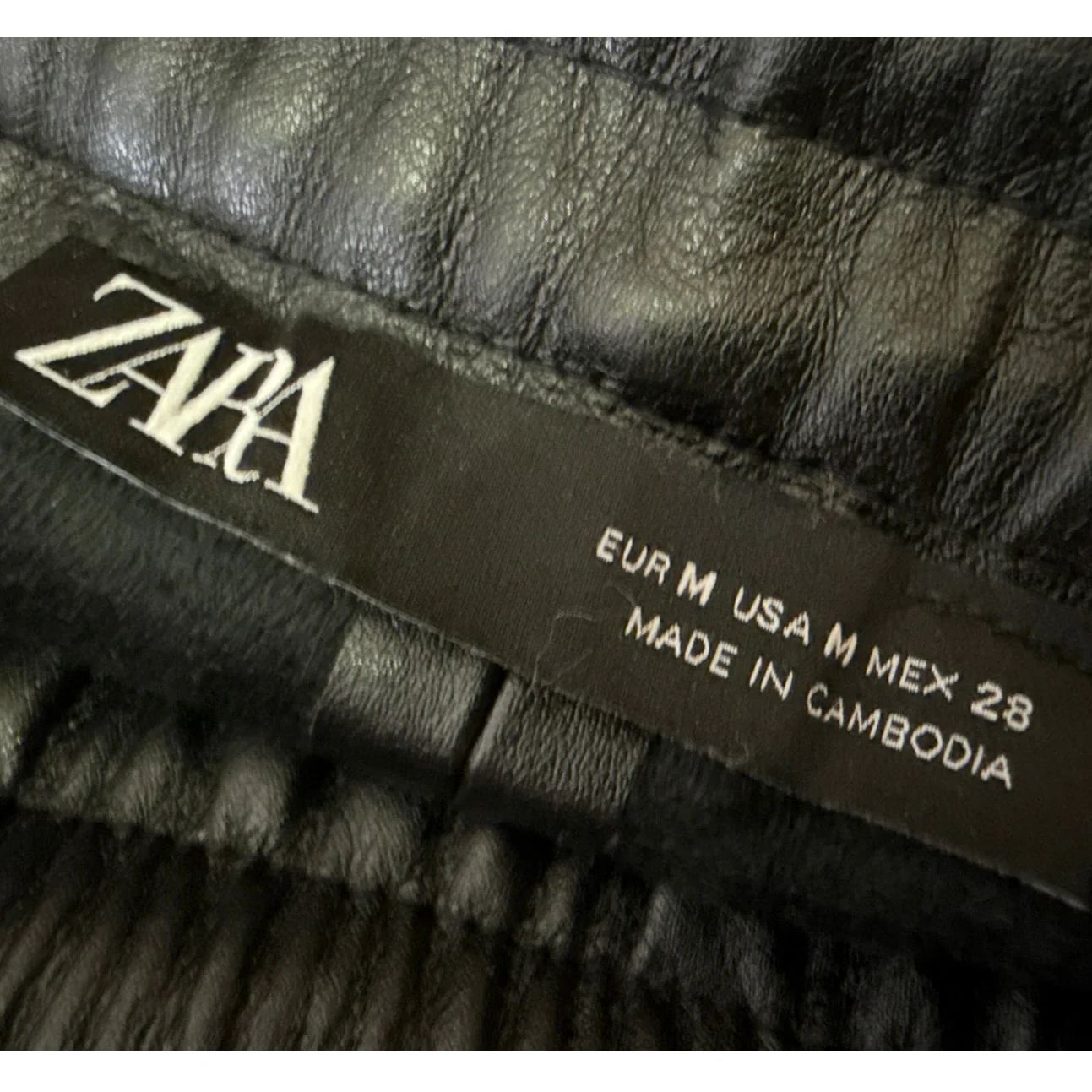Zara Women's Black Faux Vegan Leather Pleated High Waist Paperbag Shorts Size M - Image 4